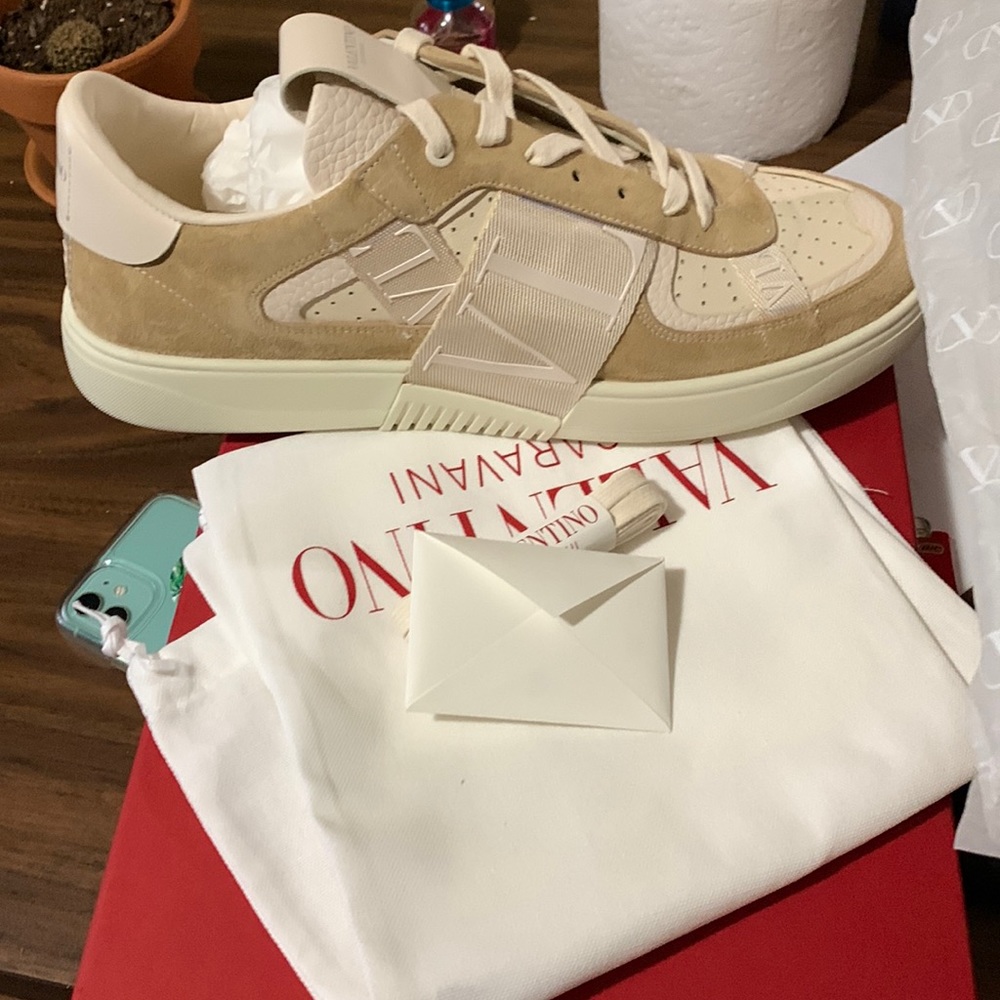 Brand new unworn valentino garavani. Size 13 us